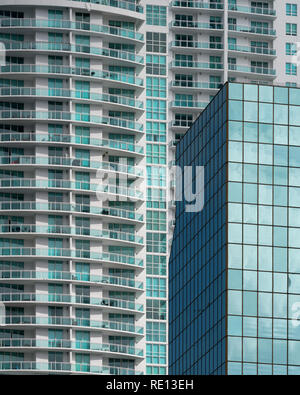 Architektonische Zusammenfassung der Gebäude entlang der Brickell Avenue in Downtown Miami, Florida Stockfoto