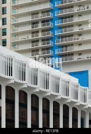 Kolonnade Plaza vor der großen Eigentumswohnung Gebäude an der Brickell Avenue in Miami, Florida Stockfoto