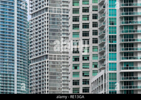 Architektonische Zusammenfassung der Gebäude entlang der Brickell Avenue in Downtown Miami, Florida Stockfoto