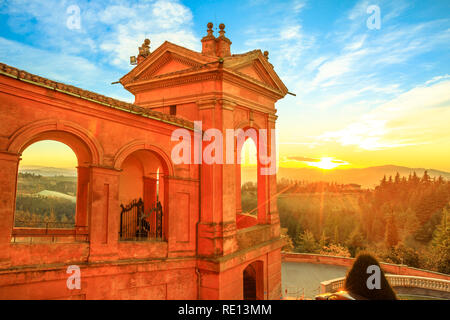 Luftbild vom Heiligtum der Jungfrau von San Luca, Colle della Guardia oben Stadt Bologna. Spektakuläre Sonnenuntergänge. Das Wahrzeichen der Stadt in Emilia-Romagna, Italien. Stockfoto