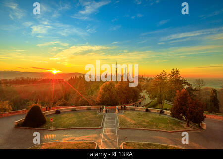 Luftbild von malerischen Hügeln über Bologna von der Basilika Unserer Lieben Frau von San Luca bei einem schönen Sonnenuntergang. Der Innenhof des Heiligtums ist ein spiritueller Treffpunkt für Touristen und Einheimische Stockfoto