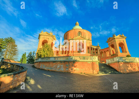 Pronaos und Fassade des Heiligtums der Madonna di San Luca bei Sonnenuntergang. Basilika Kirche von San Luca in Bologna, Emilia-Romagna, Italien mit blauem Himmel. Das Wahrzeichen der Stadt. Kopieren Sie Platz. Stockfoto