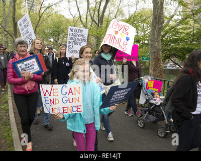 Das 4. jährliche Mammen Nachfrage gegen Amerika der zweiten änderung Rechte März in New York City am 7. Mai 2016. Die Demonstranten versammelten sich in Cadman Pla Stockfoto