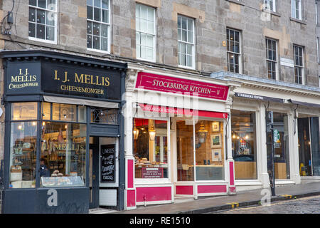 Stockbridge in Edinburgh und eine Auswahl an Geschäften in der Einkaufsstraße I J Mellis Cheesemonger, Küchencafé und starbucks, Edinburgh, Scotand, Großbritannien Stockfoto