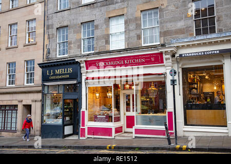Stockbridge in Edinburgh und eine Auswahl von High Street Shops cheesemonger, Küche Cafe und Starbucks, Edinburgh, Scotand
