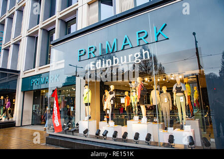 Primark Abteilung Clothing Store auf der Princess Street im Stadtzentrum von Edinburgh, Schottland, Großbritannien Stockfoto