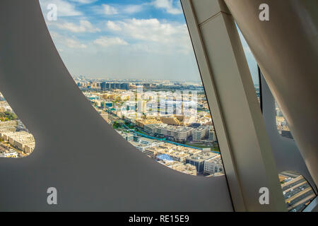 Dubai, VAE - November 28, 2018: Blick auf die Stadt von der Oberseite des berühmten Dubai Frame, in Zabel Park entfernt. Stockfoto