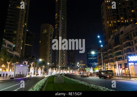 Spaziergang durch die Straßen der Nacht in Dubai. Stockfoto