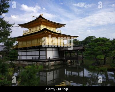 Kinkakuji Tempel ist einer der herrlichen Zen buddhistische Tempel in Kyoto, Japan. Stockfoto