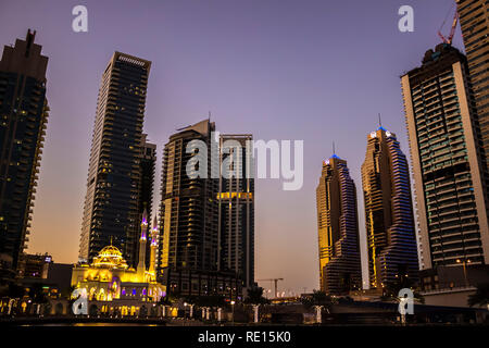 Dubai, VAE - November 29, 2018: Dubais Hochhäuser Häuser am Abend. Dubai Marina District. Stockfoto