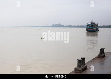 Kolkata/Indien - August 2015: mit der Fähre auf dem hooghly River. Stockfoto