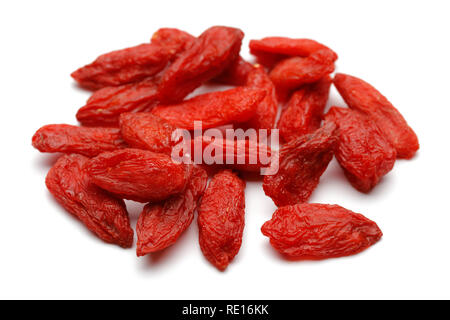 Getrocknete Goji-Beeren isoliert auf weißem Hintergrund Stockfoto