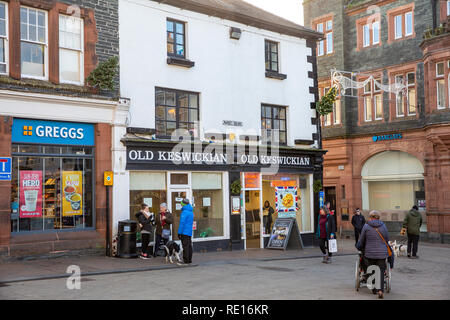 Keswick Stadtzentrum mit Greggs Bäcker und Alten Keswickian Fish und Chips shop, Lake District, Cumbria, England Stockfoto