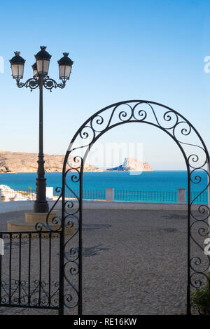 Schaut in den Peñón de Ifach Altstadt von Altea, Costa Blanca, Spanien, Europa Stockfoto