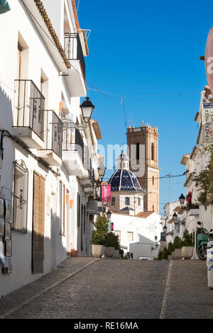 Straße in der Altstadt von Altea, die zur Kirche von La Mare de Déu del Consol, Costa Blanca, Spanien, Europa Stockfoto