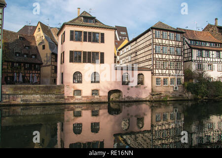 Traditionelle Fachwerkhäuser auf malerischen Kanälen in La Petite France in der mittelalterlichen Märchenstadt von Straßburg Stockfoto