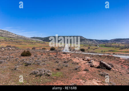 Ländliche Straßen durch die Landschaft von Castilla y Leon in der Nähe von Atienza, Spanien Stockfoto