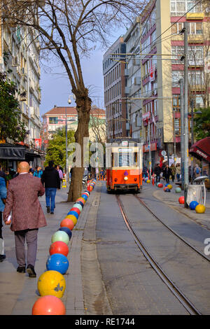 Alte Straßenbahn durch die Straßen von Kadiköy auf der asiatischen Seite von Istanbul. Die trendigen Gegend ist voll von bunten Gebäude Stockfoto