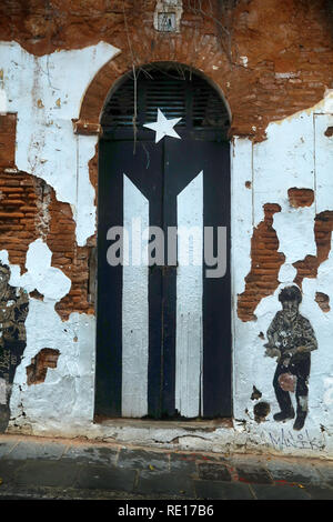 Tür eines zerstörten Haus in San Juan, Puerto Rico Stockfoto