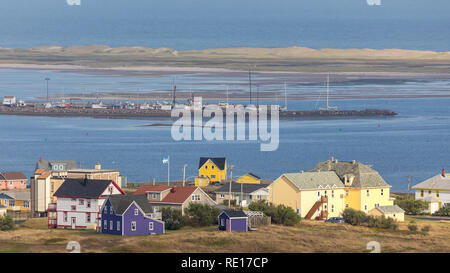 Die Farbe Häuser und Fischerboote von Havre Aubert, Iles de la Madeleine, auf dem Golf- oder St Lawrence in Kanada. Stockfoto