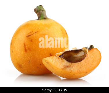 Reif Loquat Obst oder Japanische Pflaume auf weißem Hintergrund Stockfoto