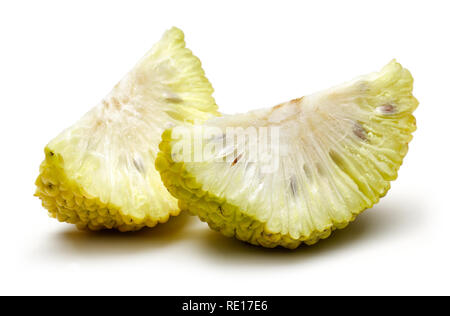 In Scheiben geschnitten Osage Orangen oder Maclura auf weißem Hintergrund Stockfoto