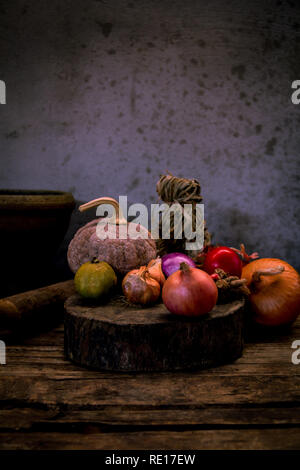 Stillleben mit Schalotten - rote Zwiebeln auf hölzernen Tisch. Stockfoto