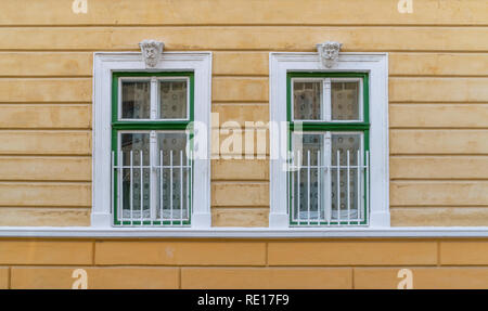 Die barocken architektonischen Elemente eines Gebäudes in Sibiu, Rumänien. Stockfoto