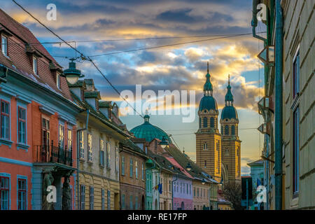 Eine schöne Straße und Dreifaltigkeitskirche bei Sonnenuntergang in Hermannstadt, Rumänien. Stockfoto