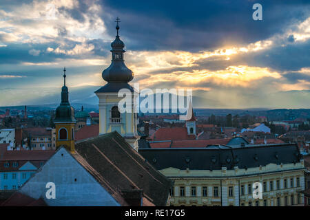 Blick auf die Dächer von Sibiu Kirche im Zentrum von Sibiu, Rumänien. Stockfoto