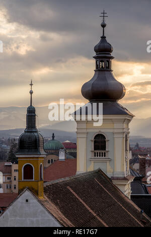 Blick auf die Dächer von Sibiu Kirche im Zentrum von Sibiu, Rumänien. Stockfoto