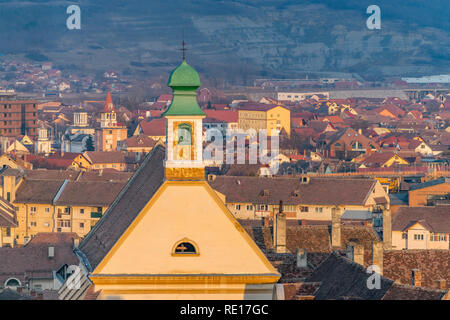 Blick auf die Dächer von Sibiu Kirche im Zentrum von Sibiu, Rumänien. Stockfoto