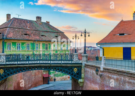 Sibiu, Rumänien: Blick auf die Brücke von Lügen, in Sibiu, Rumänien. Die Brücke von liegt, ist eines der wichtigsten Symbole der Stadt und die erste geschmiedete ir Stockfoto