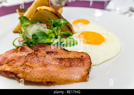 Speck auf ein amerikanisches Frühstück mit Spiegeleier und French Toast, in der Nähe und selektiven Fokus Foto. Stockfoto