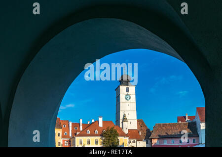 Blick auf die Tower des Sibiu an einem sonnigen Sommertag mit einem blauen Himmel in Sibiu, Rumänien. Stockfoto