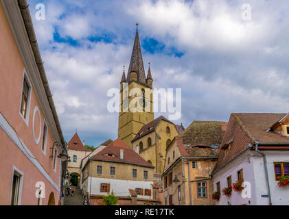 Lutherische Kathedrale der Heiligen Maria an einem sonnigen Sommertag in Sibiu, Siebenbürgen, Rumänien. Stockfoto