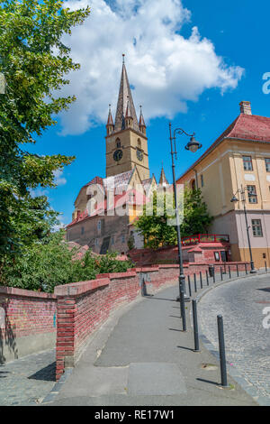 Lutherische Kathedrale der Heiligen Maria an einem sonnigen Sommertag in Sibiu, Siebenbürgen, Rumänien. Stockfoto