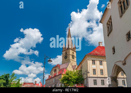 Lutherische Kathedrale der Heiligen Maria an einem sonnigen Sommertag in Sibiu, Siebenbürgen, Rumänien. Stockfoto