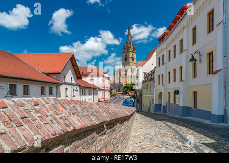 Sibiu, Rumänien - schöne Straße mit lutherischen Kathedrale der Heiligen Maria an einem sonnigen Sommertag mit blauem Himmel in Hermannstadt, Rumänien. Stockfoto