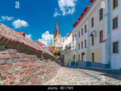 Sibiu, Rumänien - schöne Straße mit lutherischen Kathedrale der Heiligen Maria an einem sonnigen Sommertag mit blauem Himmel in Hermannstadt, Rumänien. Stockfoto