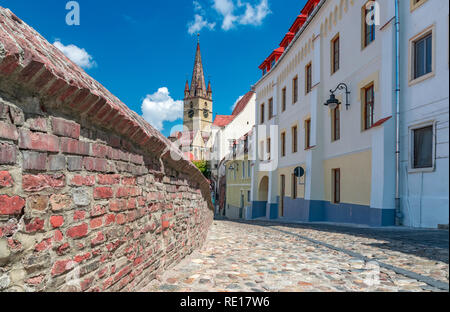 Sibiu, Rumänien - schöne Straße mit lutherischen Kathedrale der Heiligen Maria an einem sonnigen Sommertag mit blauem Himmel in Hermannstadt, Rumänien. Stockfoto