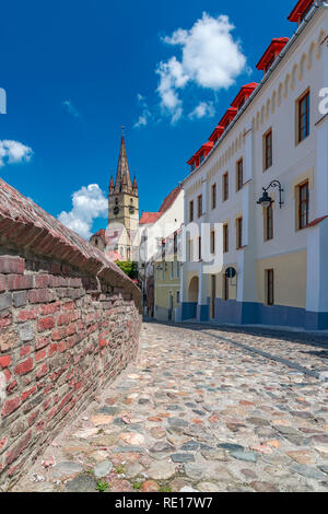 Sibiu, Rumänien - schöne Straße mit lutherischen Kathedrale der Heiligen Maria an einem sonnigen Sommertag mit blauem Himmel in Hermannstadt, Rumänien. Stockfoto