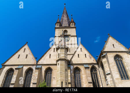 Lutherische Kathedrale der Heiligen Maria an einem sonnigen Sommertag in Sibiu, Siebenbürgen, Rumänien. Stockfoto