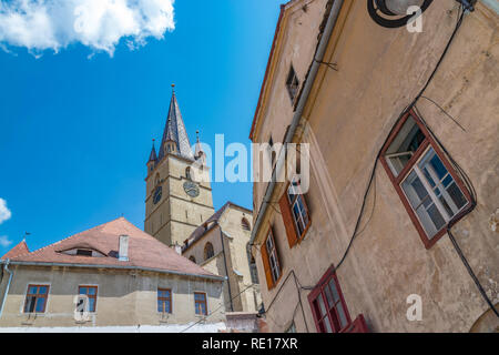 Lutherische Kathedrale der Heiligen Maria an einem sonnigen Sommertag in Sibiu, Siebenbürgen, Rumänien. Stockfoto