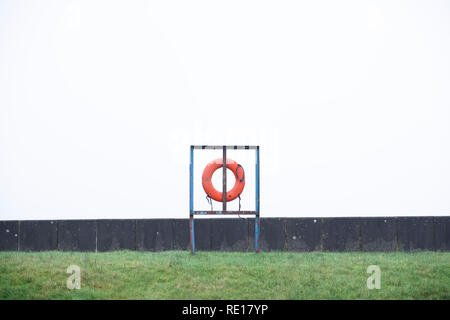 Water safety Red ring Boje hängen am Meer Hafen Wall Art Stockfoto