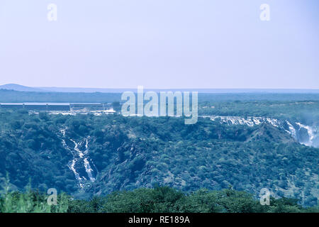 Panoramablick über Ruacana Wasserfälle. In der Nähe von Ruacana auf dem Kunene Fluss im Norden Namibias. Der Wasserfall ist 120 Meter (390 ft) hohen und 700 Meter Stockfoto