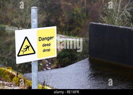 Steile tiefe Gefahr drop Warnschild Wasserfall Stockfoto