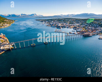 Brücke der Stadt Tromsø, Norwegen Luftaufnahmen. Tromso gilt als die nördlichste Stadt der Welt mit einer Bevölkerung über 50.000. Stockfoto