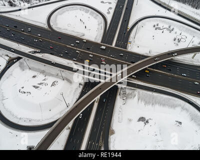 Luftaufnahme von einem autobahnkreuz Schnee im Winter. Stockfoto