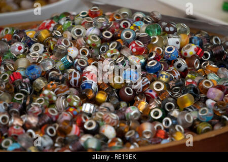 Viele Reize für Armband auf dem Markt Stockfoto